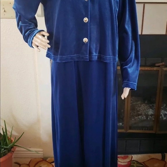 This beautiful ensemble was a gift, but to small. My loss is your gain. - Picture 3 of 7